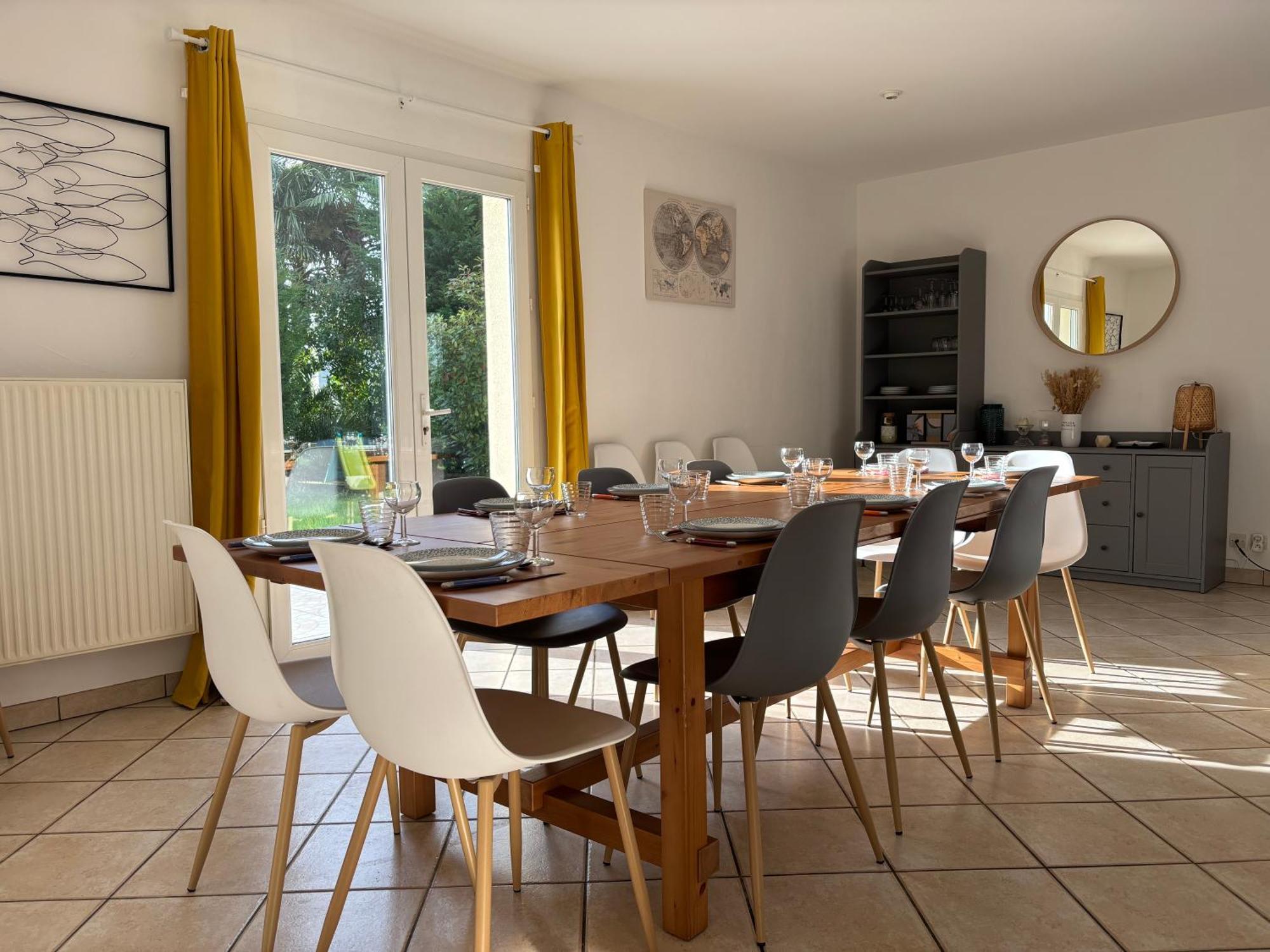 Villa Maison Arromanches: Spacious 5-bedroom With Garden, Near