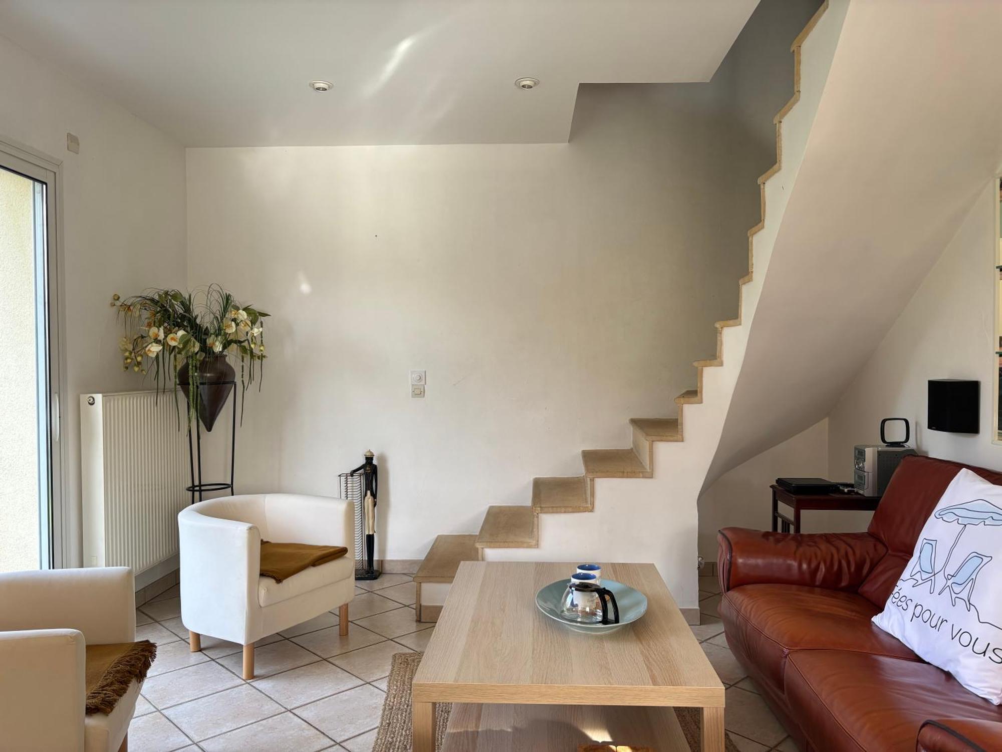Maison Arromanches: Spacious 5-bedroom With Garden, Near