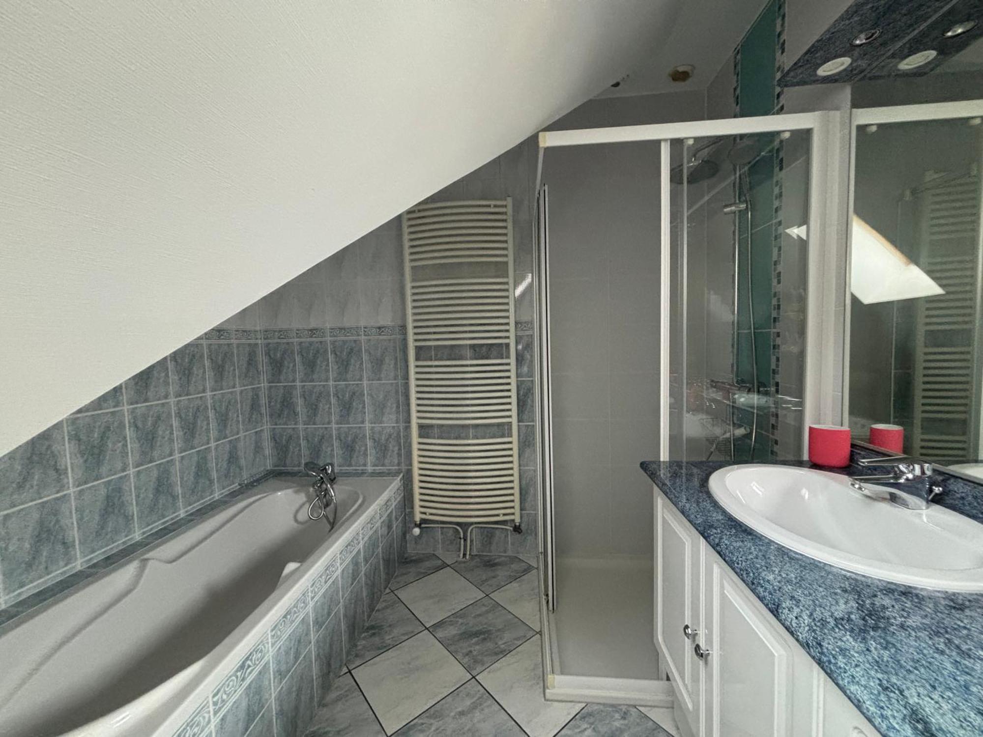 Maison Arromanches: Spacious 5-bedroom With Garden, Near